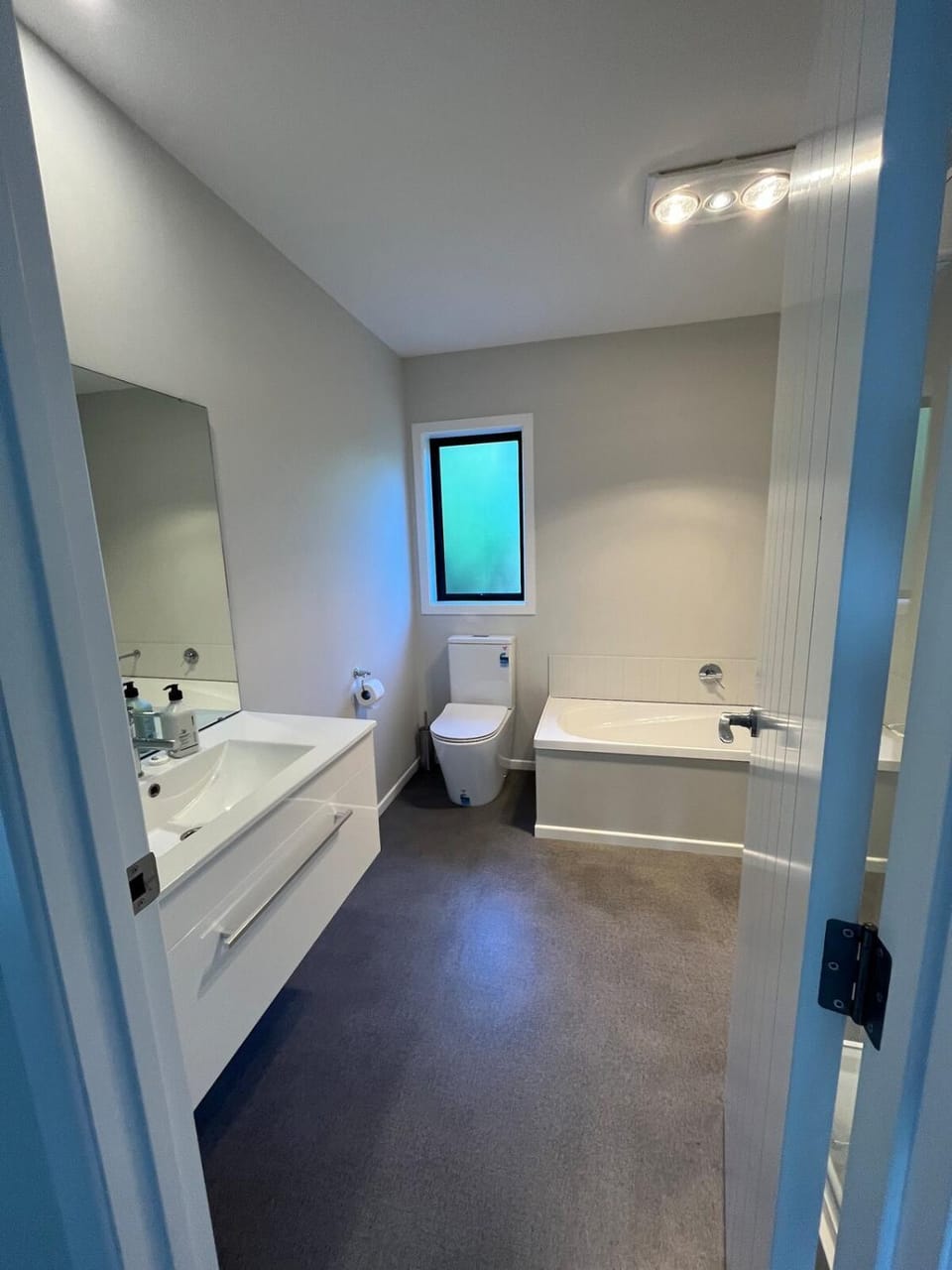 Exclusive Holiday Home Sunny Beach House Four Queen Beds House in Hawke's Bay
