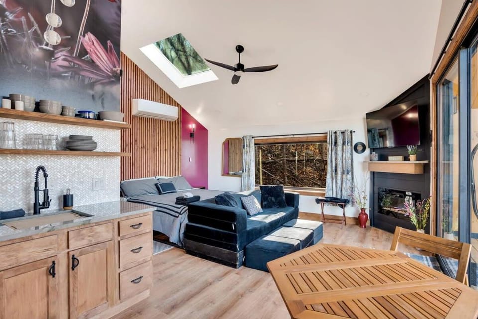 Blooming Redbud Treehouse with private hot tub House in Alabama
