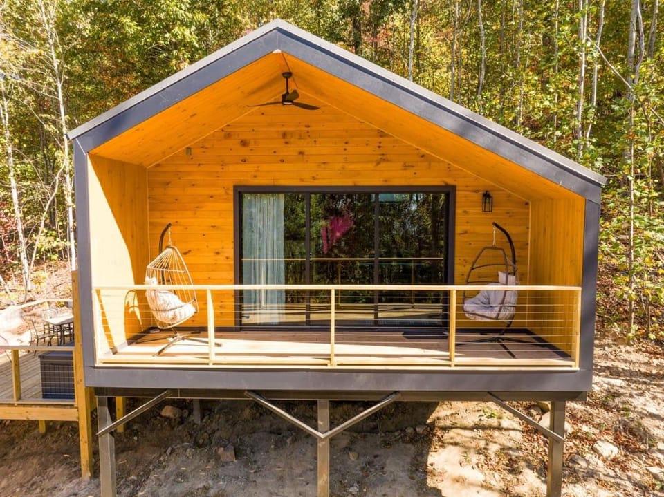 Blooming Redbud Treehouse with private hot tub House in Alabama