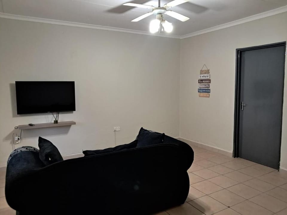 Communal lounge/ TV room, Communal lounge/ TV room, TV and multimedia, Living room, Seating area, air conditioner