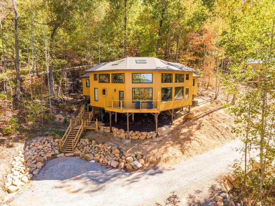 The Mighty Sycamore Treehouse at Treetop Escapes House in Georgia