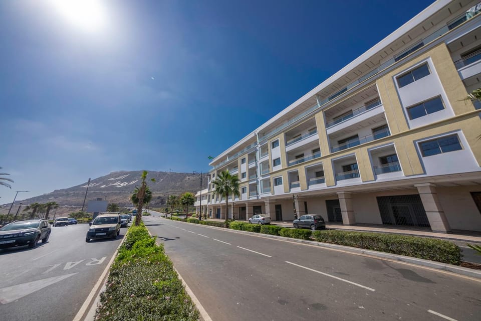 Day, Neighbourhood, Natural landscape, Mountain view, Street view, Location