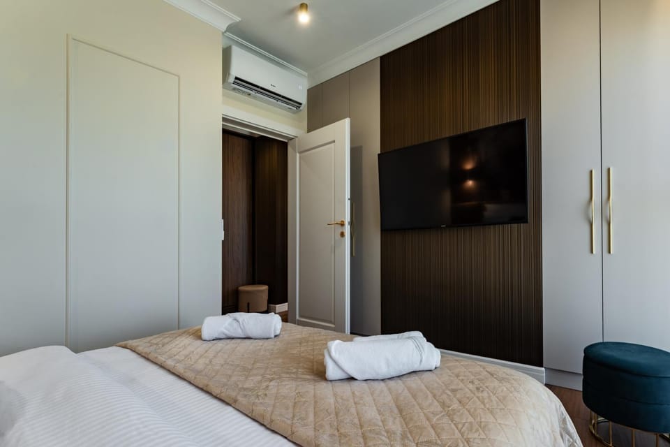 Bed, TV and multimedia, Bedroom, towels, wardrobe, air conditioner
