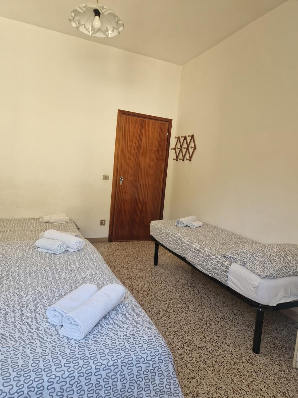 Bed, Photo of the whole room, Bedroom, fireplace, towels, wardrobe