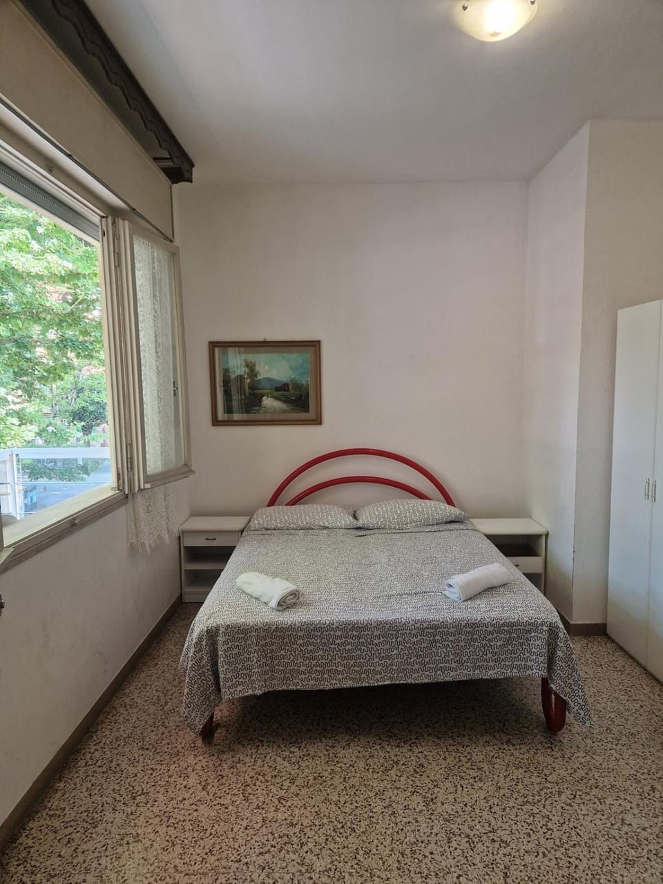 Bed, Photo of the whole room, Bedroom, towels