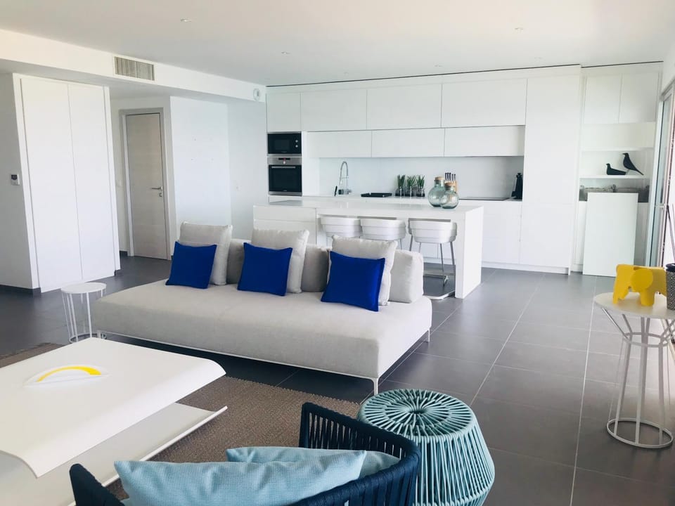 Kitchen or kitchenette, Living room, Seating area, Dining area