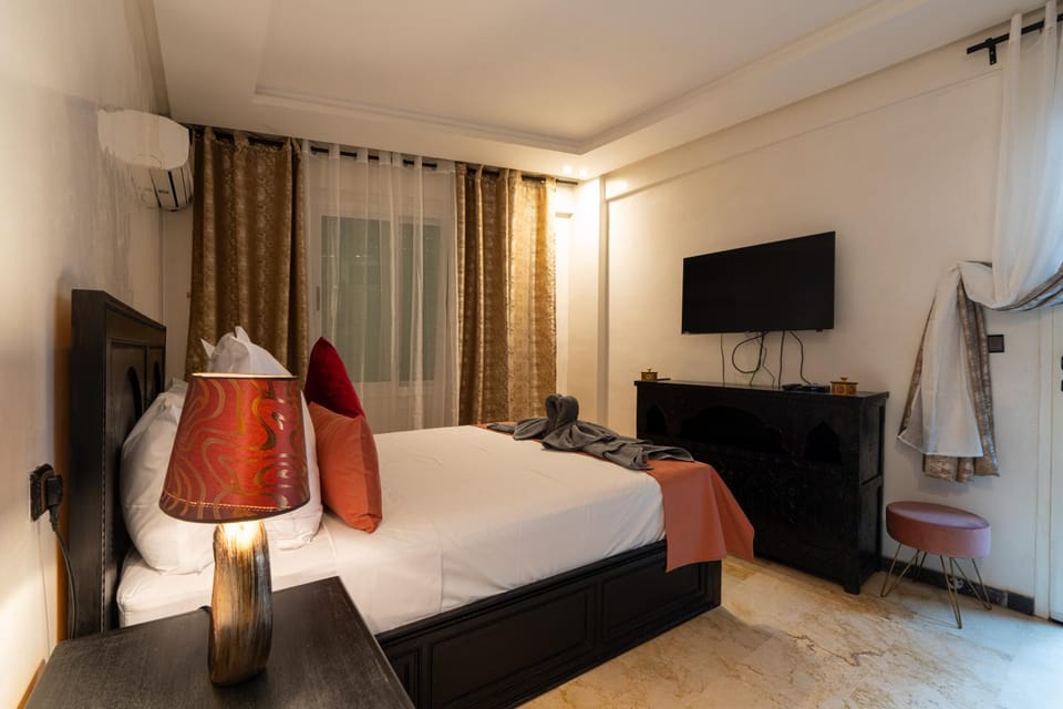 Bed, TV and multimedia, Photo of the whole room, Bedroom