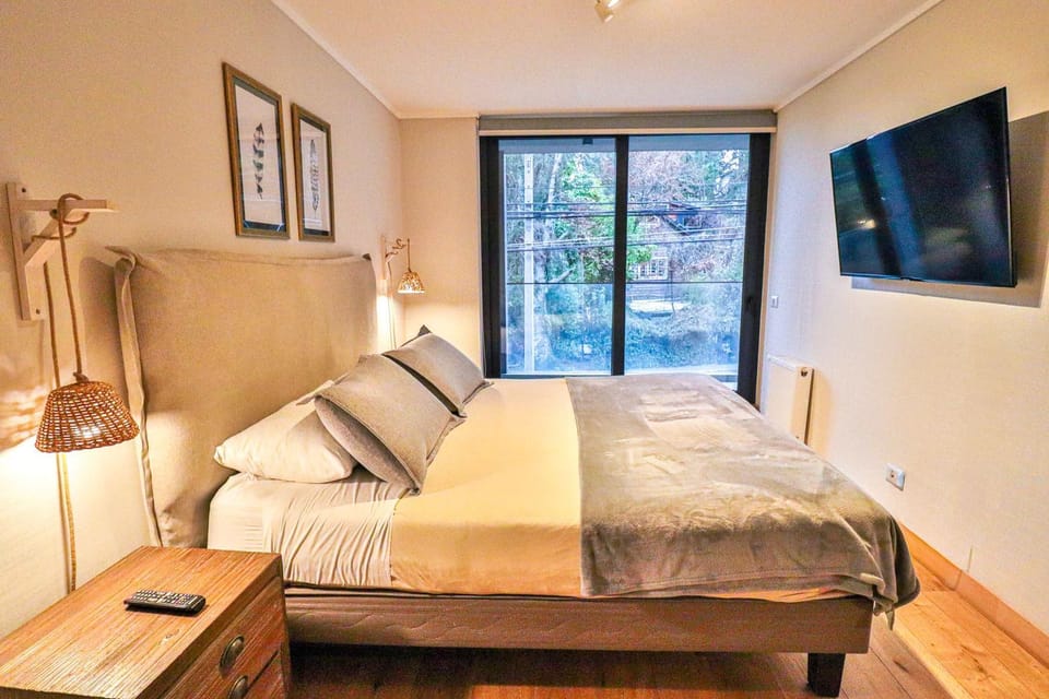 Bed, TV and multimedia, Photo of the whole room, Bedroom