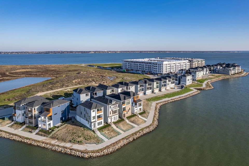 Balcony 3BR Retreat with Lake View House in Rowlett