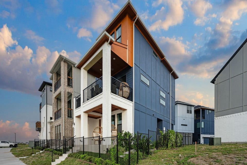 Balcony 3BR Retreat with Lake View House in Rowlett