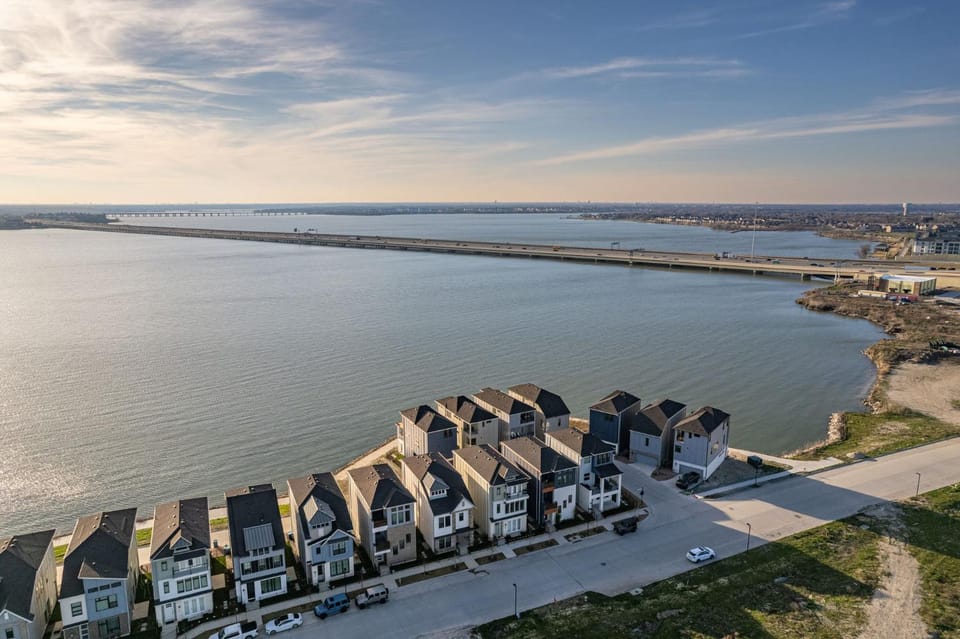 Balcony 3BR Retreat with Lake View House in Rowlett