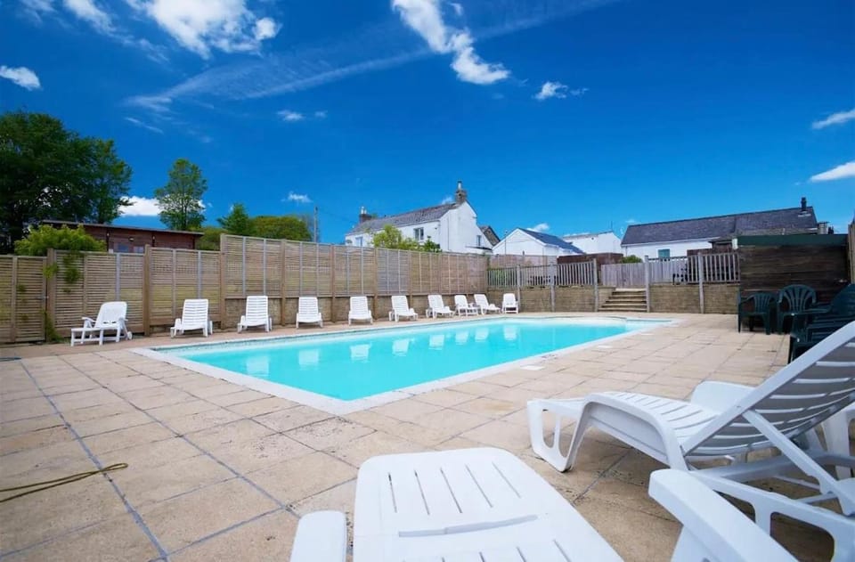 Swimming pool, sunbed