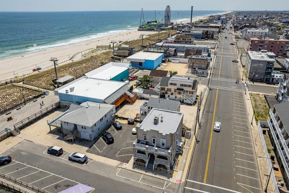 Property building, Day, Neighbourhood, Natural landscape, Bird's eye view, Beach, Evening entertainment, Sea view, Street view, Location, Parking