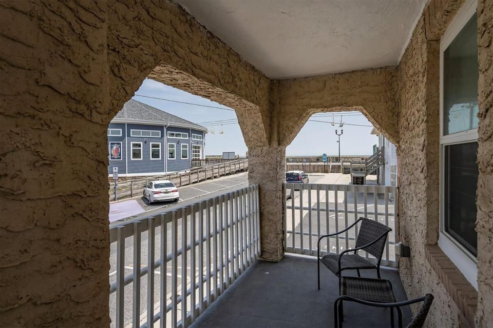 Day, View (from property/room), Balcony/Terrace, Seating area, Parking