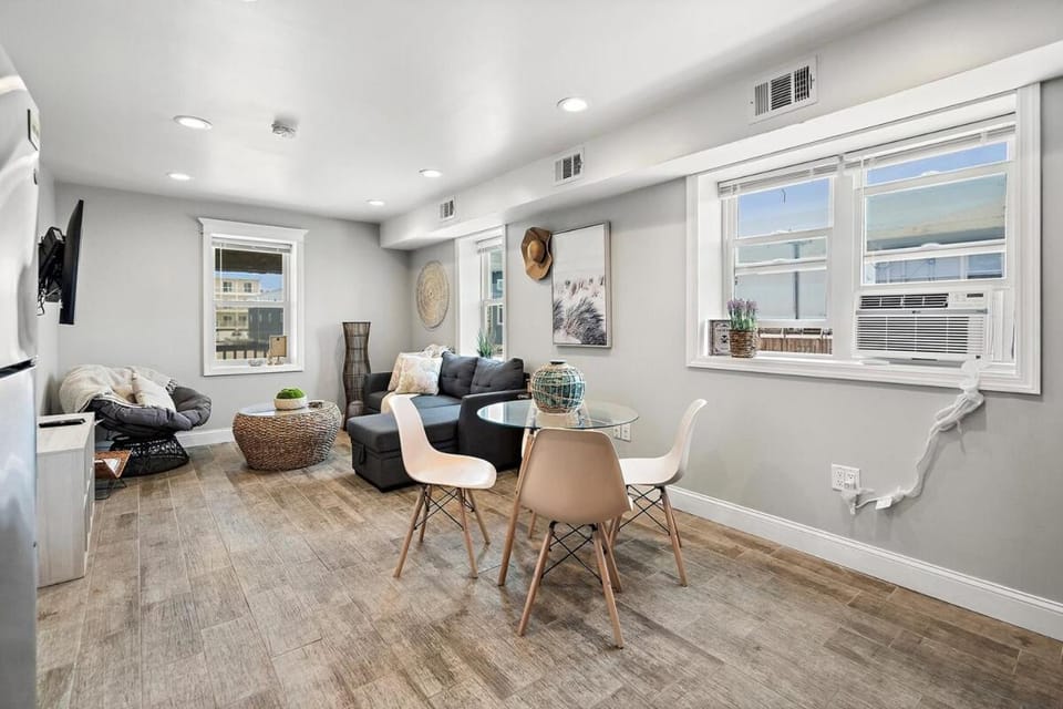 TV and multimedia, Living room, Seating area, Evening entertainment, air conditioner