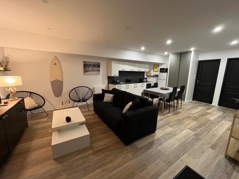 Kitchen or kitchenette, Seating area, Dining area, stove