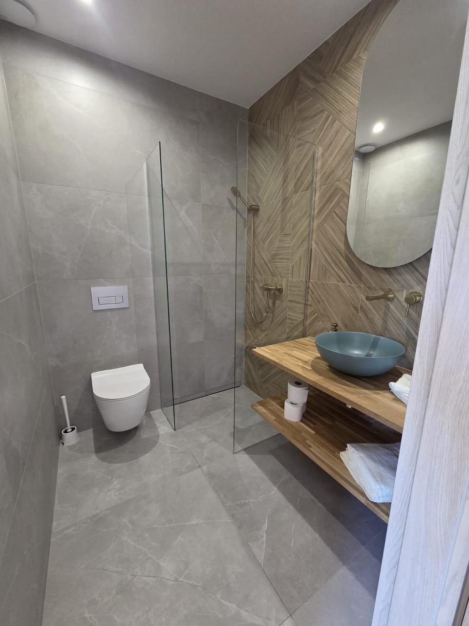 Shower, Toilet, Bathroom, towels