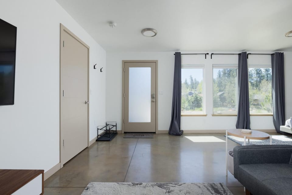 20 Min to Mt Bachelor Perfect Basecamp for Skiers Apartment in Bend