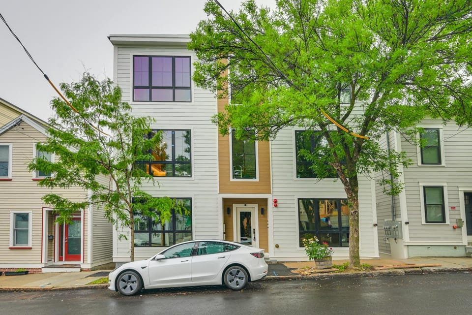 Near Biotechs & MIT: Cozy Condo w/ Fireplace House in Cambridge