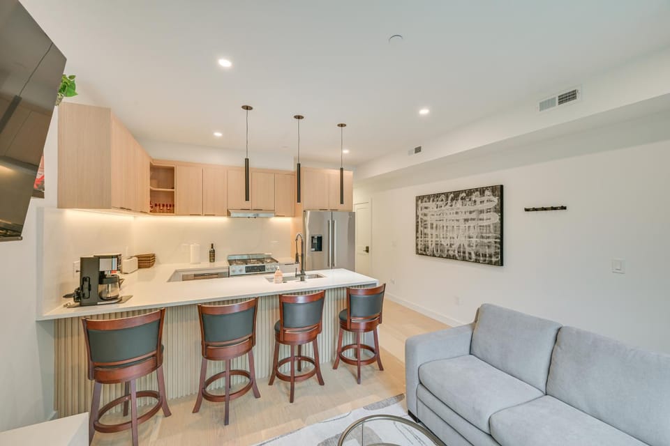 Near Biotechs & MIT: Cozy Condo w/ Fireplace House in Cambridge