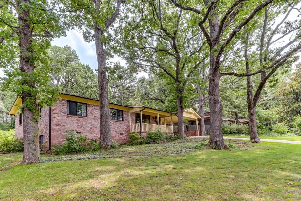 1 Mi to University of Arkansas Home with Large Yard House in Fayetteville