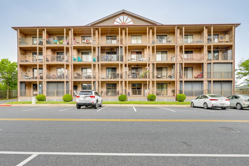 Steps to Beach: Condo w/ Pool in Ocean City! House in Ocean City