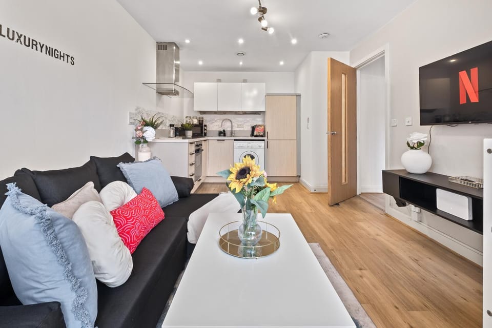 TV and multimedia, Kitchen or kitchenette, Living room, Seating area, stove