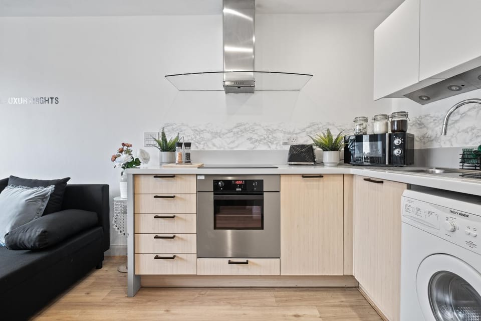 Coffee/tea facilities, Kitchen or kitchenette, oven, stove, toaster, washing machine