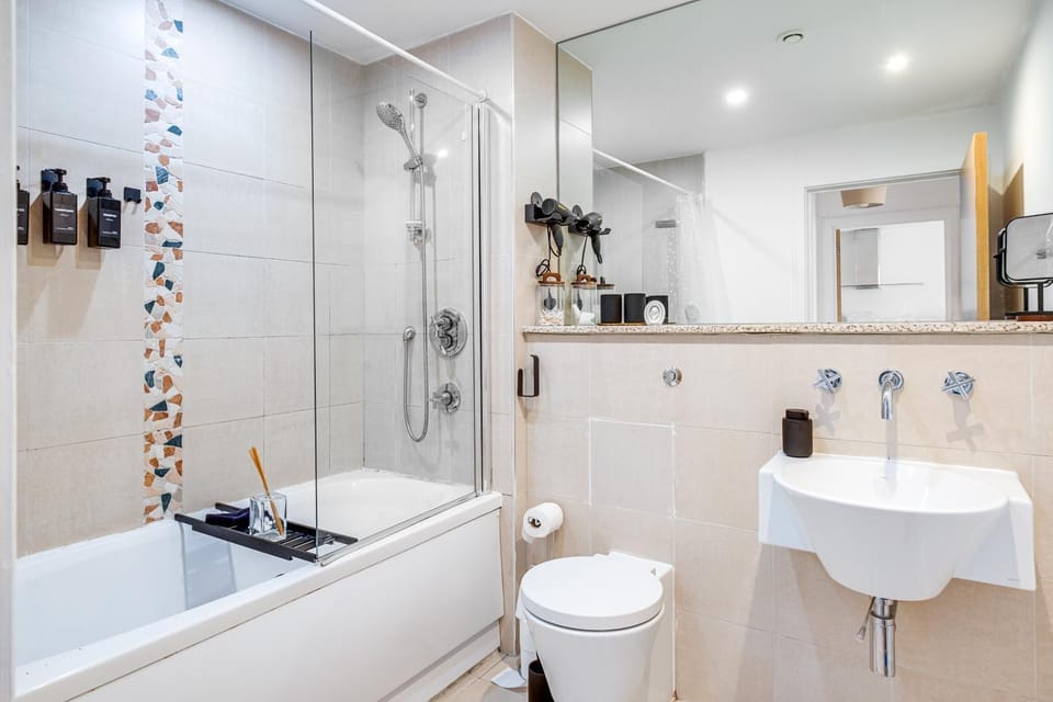 Shower, Toilet, Bathroom, Bath
