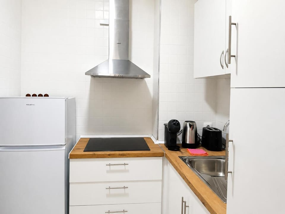 Coffee/tea facilities, Kitchen or kitchenette, stove, toaster