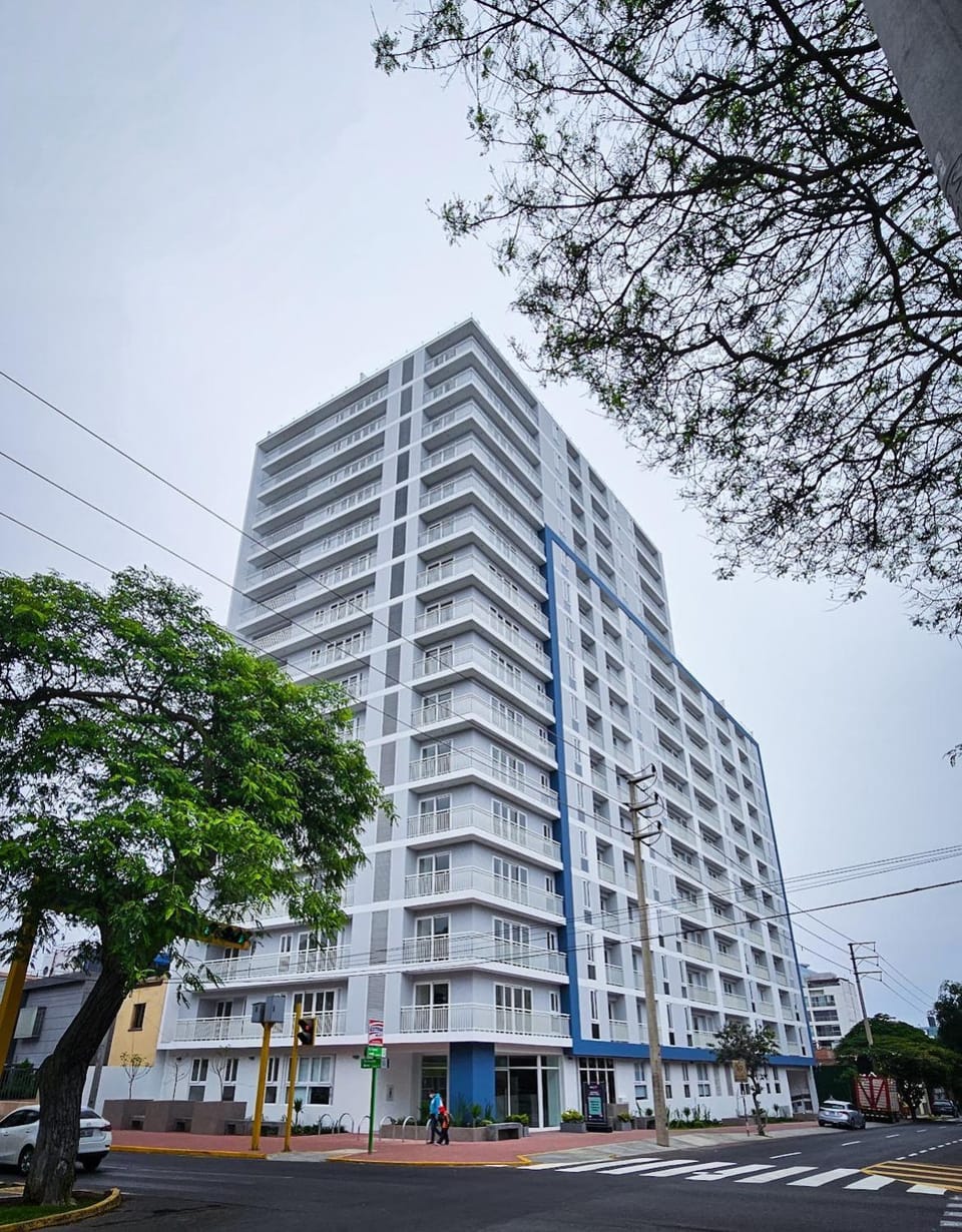 Modern 3BR 2BA Apt with Parking Steps from Kennedy Park, Trendy Cafés & Best Restaurants Apartment in Miraflores
