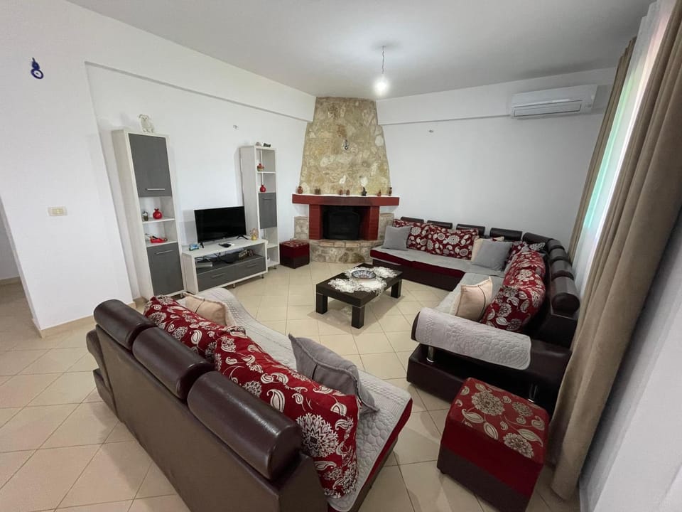 Communal lounge/ TV room, TV and multimedia, Living room, Seating area, air conditioner
