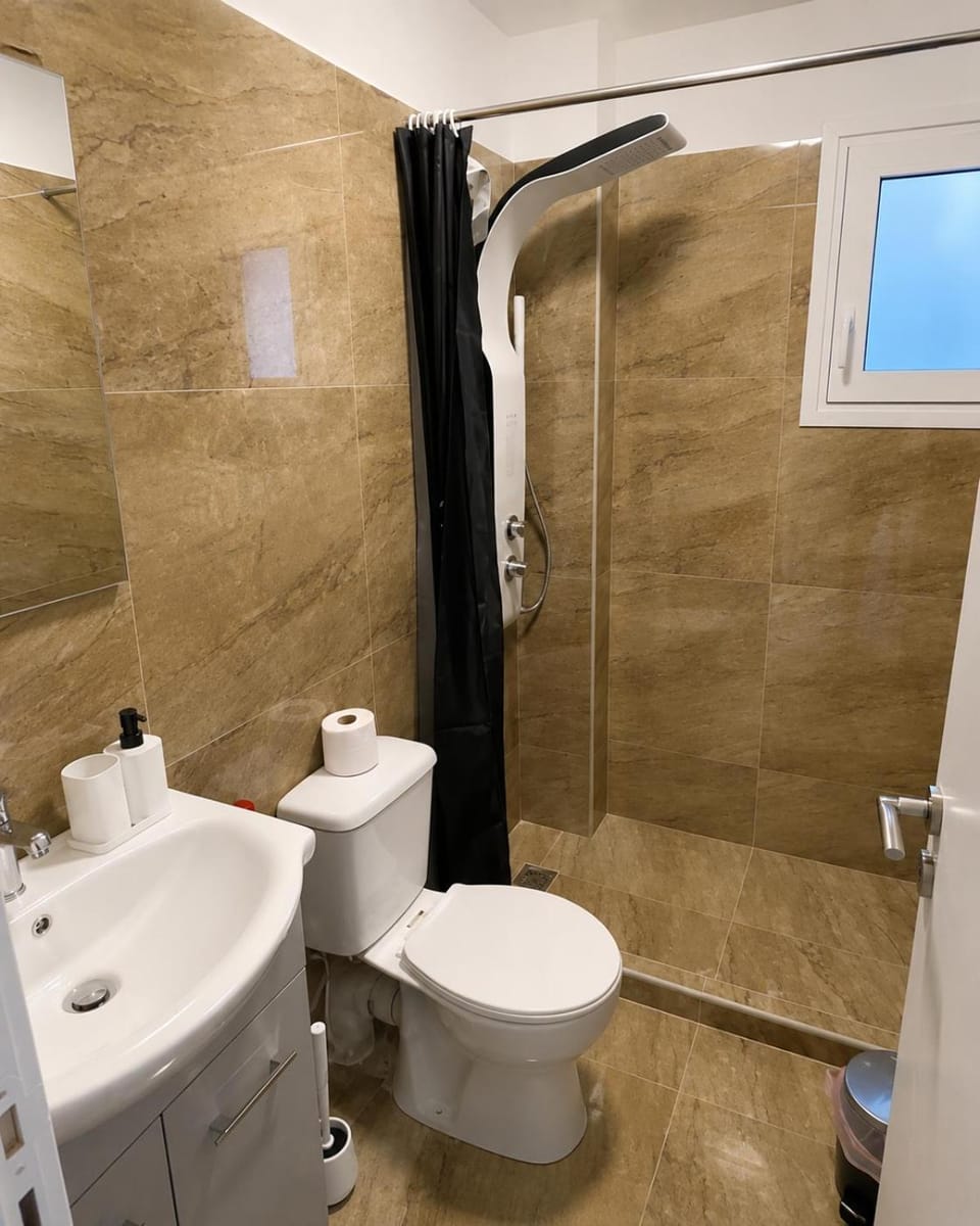 Shower, Toilet, Bathroom, bidet, towels