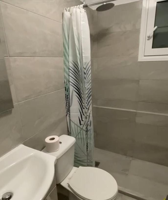 Shower, Toilet