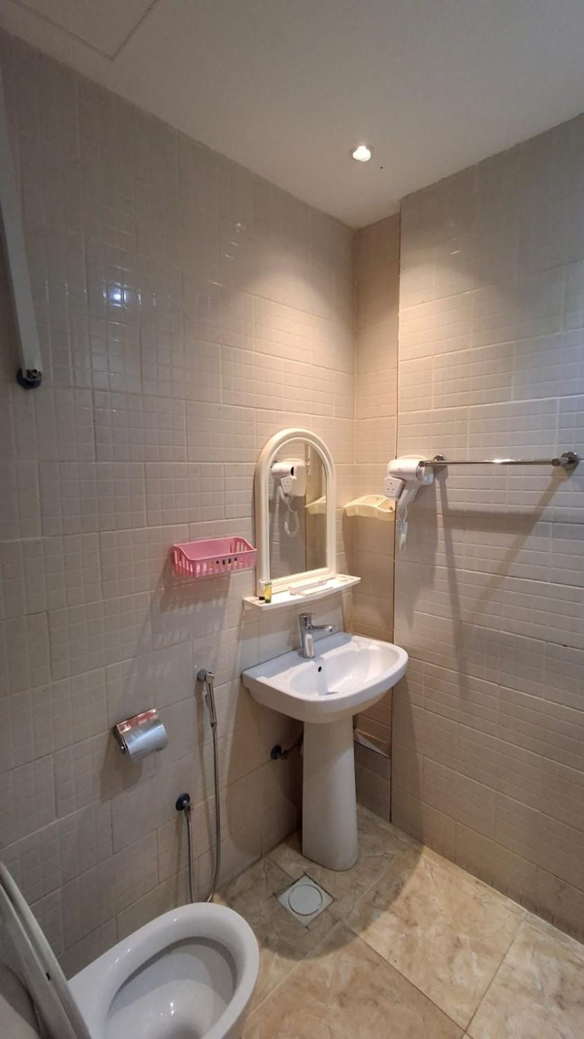 Toilet, towels