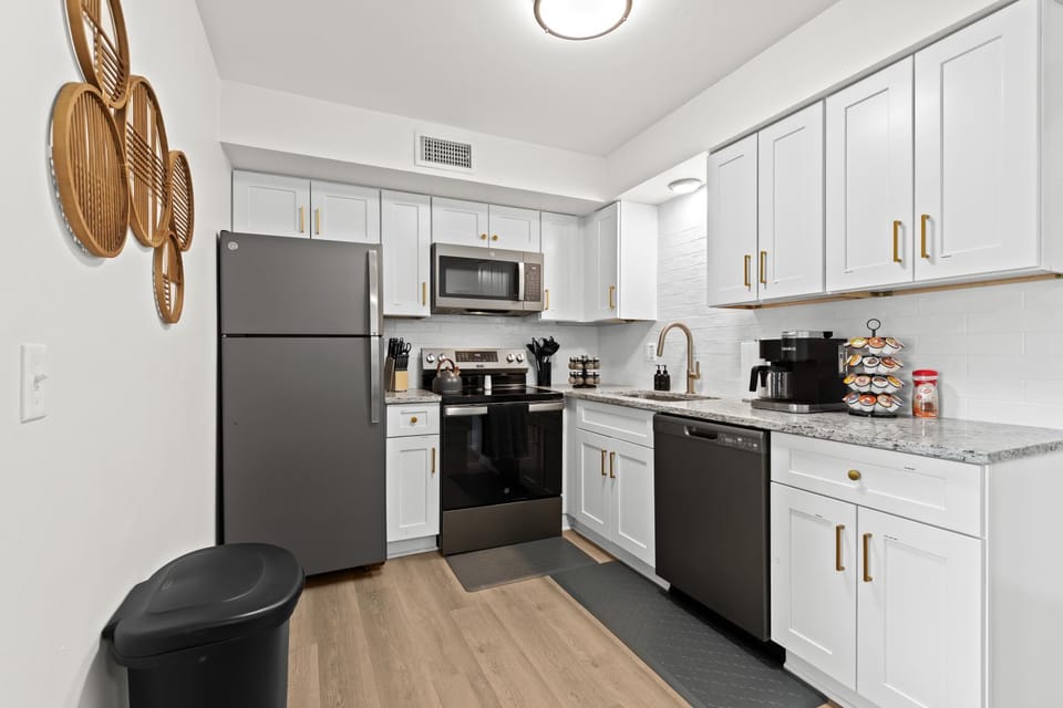 Cozy 1BR Retreat with King Bed in Royal Oak Apartment in Royal Oak