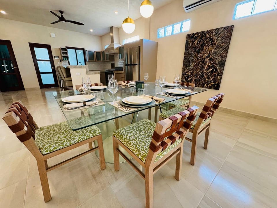Kitchen or kitchenette, Seating area, Dining area