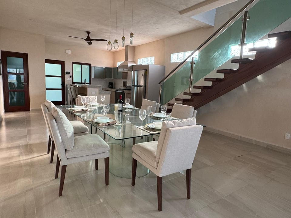 Seating area, Dining area