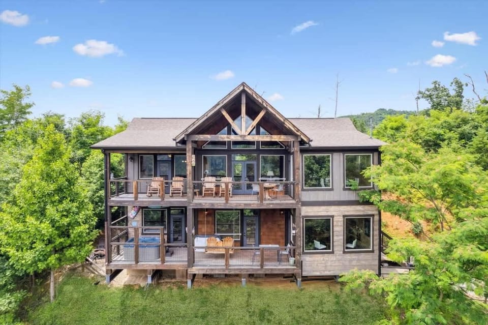 Dicks Last Resort by Beyond Expectations House in Gatlinburg