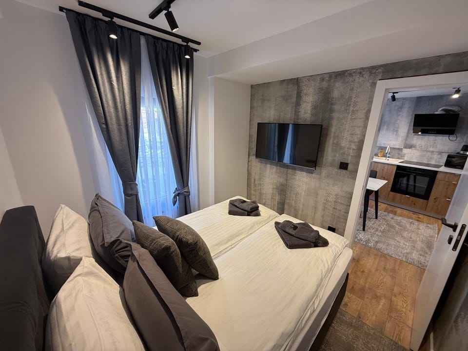 Bed, TV and multimedia, Bedroom, towels