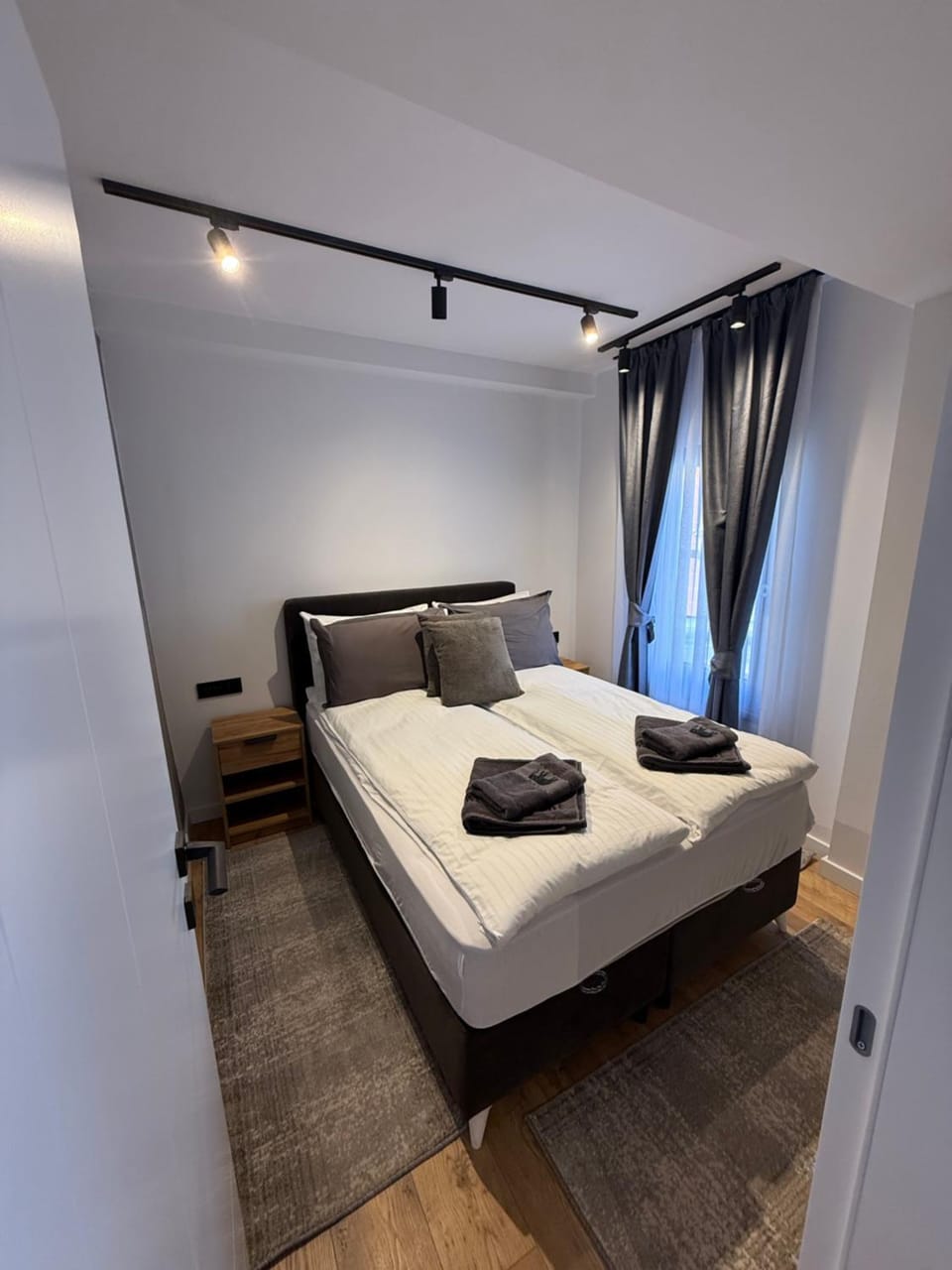 Bed, Bedroom, towels