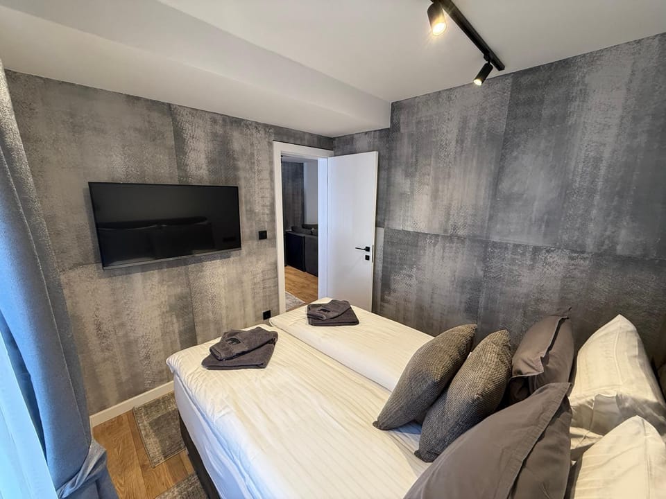 Bed, TV and multimedia, Bedroom, towels