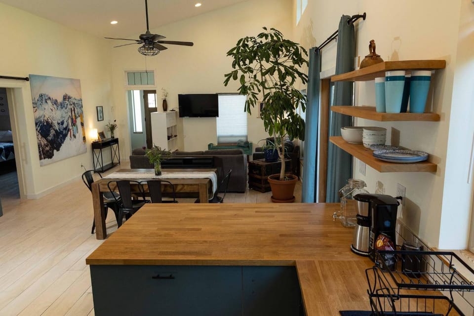 Kitchen or kitchenette, Living room, Dining area, children, Family