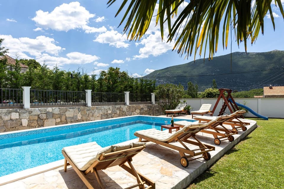 Nearby landmark, Spring, Day, Natural landscape, Garden, Garden view, Mountain view, Pool view, Swimming pool, sunbed
