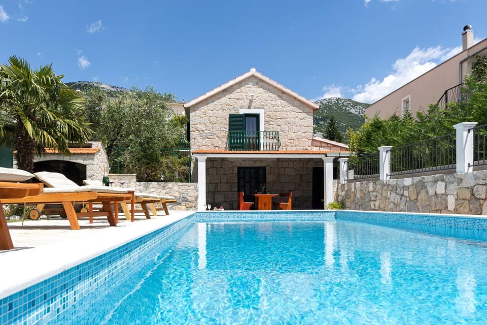 Property building, Patio, Spring, Day, Natural landscape, Mountain view, Pool view, Swimming pool, sunbed