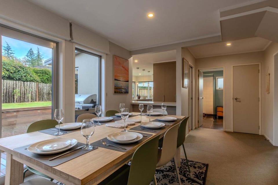 Inn Lewis - Beside the Redwoods with Spa Pool House in Rotorua
