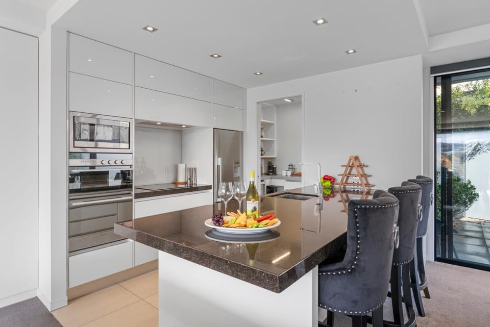 Kitchen or kitchenette, Seating area, Dining area, stove, toaster