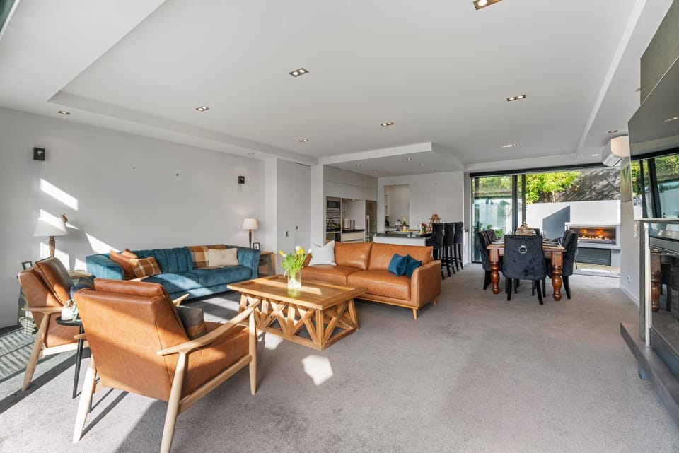 Kitchen or kitchenette, Living room, Seating area, Dining area