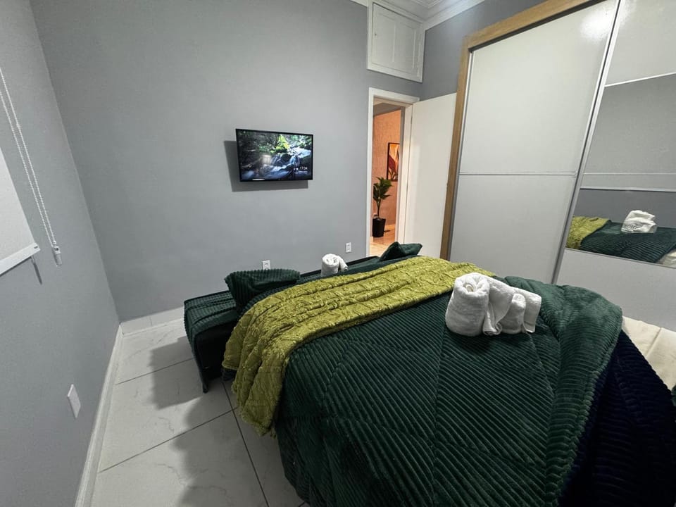 Bed, TV and multimedia, Bedroom
