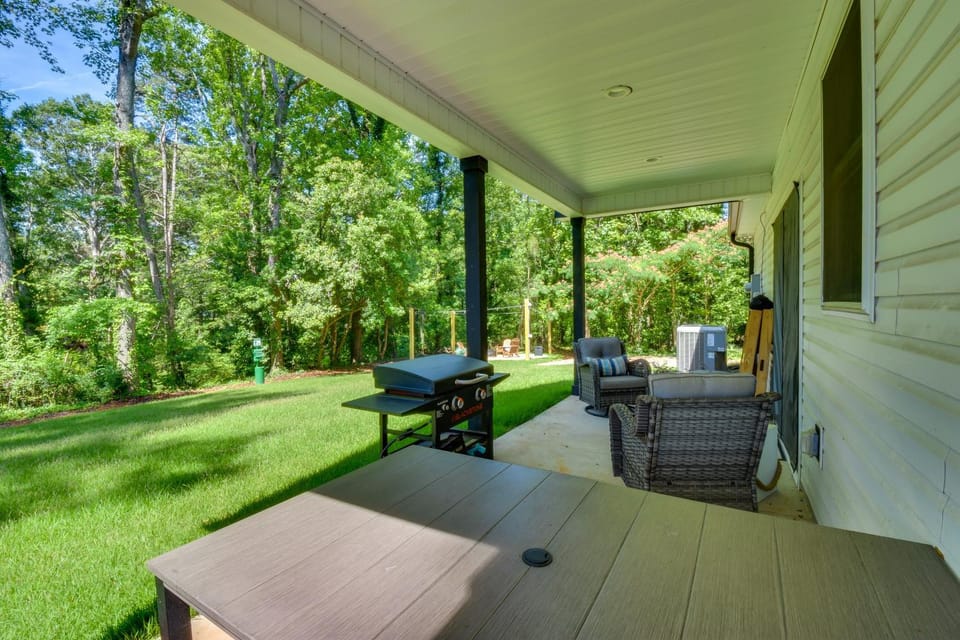 1 Mi to Lake Hartwell: Updated Retreat w/ Patio! House in Lake Hartwell